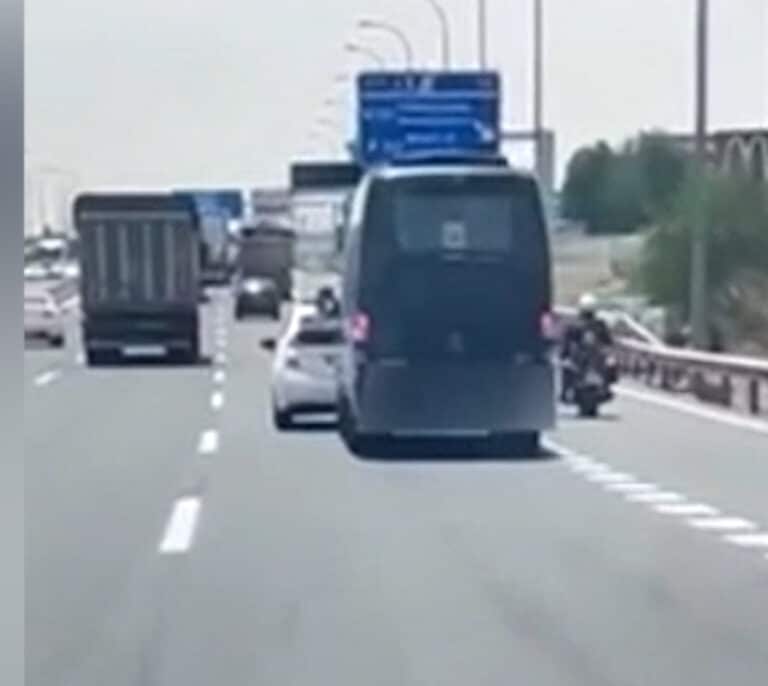 Un taxi y un microbús "se pican" en la autovía de Andalucía hasta provocar un accidente