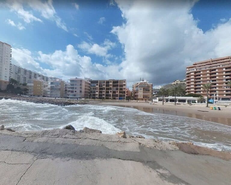 Muere un hombre ahogado en una playa de Cullera al intentar sacar una pelota del mar