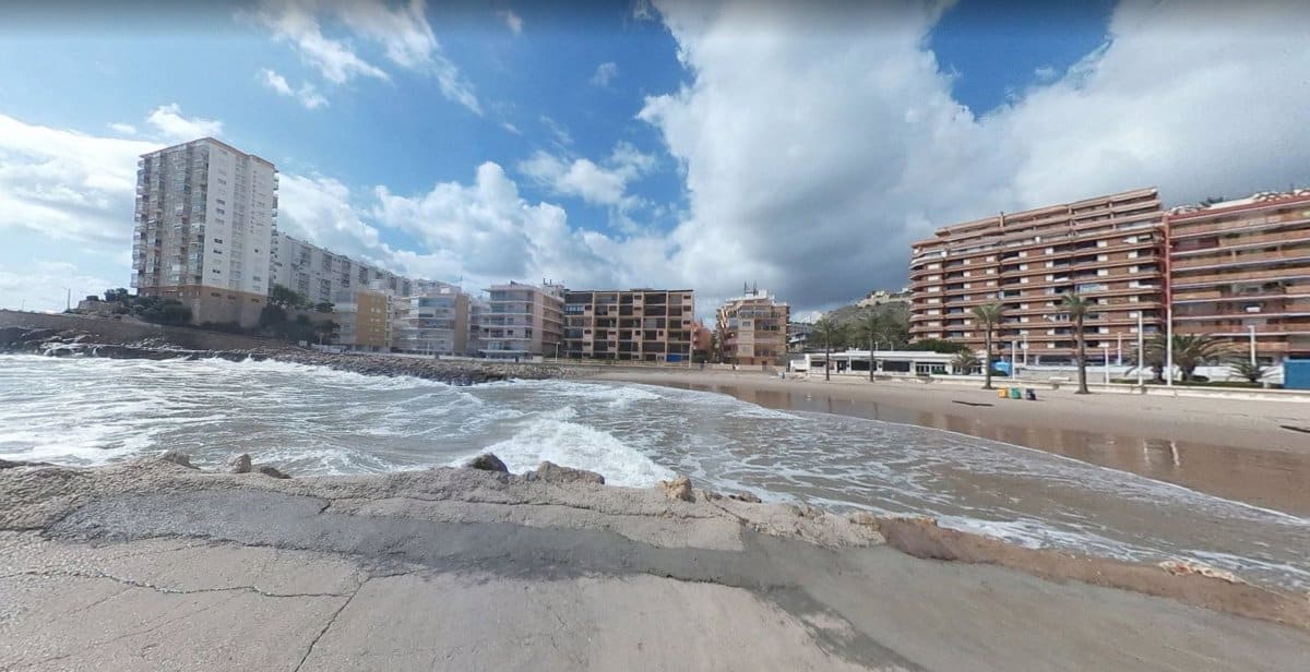 Muere un hombre ahogado en una playa de Cullera al intentar sacar una pelota del mar