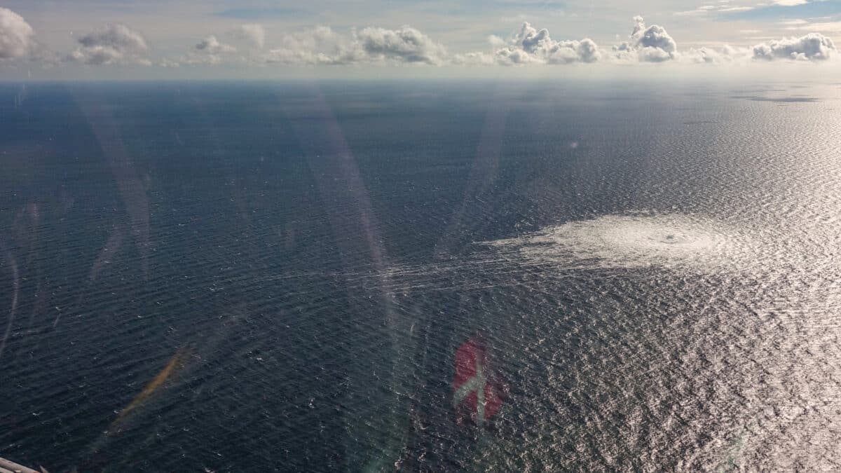 Vista aérea del efecto de la fuga en el Nord Stream en la superficie del mar Báltico.