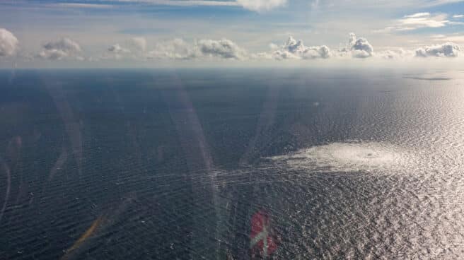 Vista aérea del efecto de la fuga en el Nord Stream en la superficie del mar Báltico. Vista aérea del efecto de la fuga en el Nord Stream en la superficie del mar Báltico.