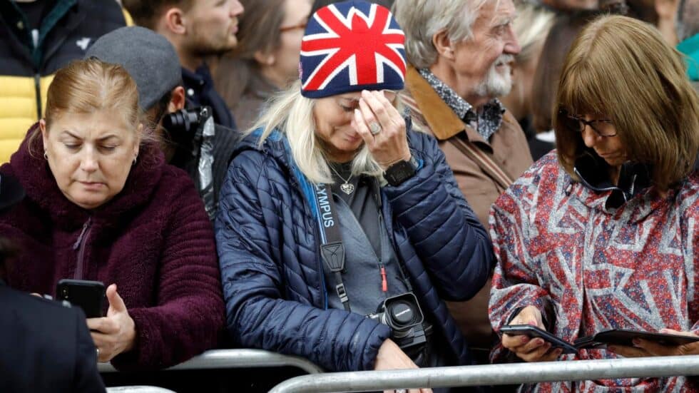 Una mujer entristecida al ver el paso del féretro de la reina Isabel II.