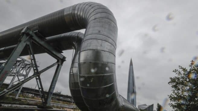 Tubería de gas en San Petersburgo, con la sede de Gazprom al fondo. Tubería de gas en San Petersburgo, con la sede de Gazprom al fondo.
