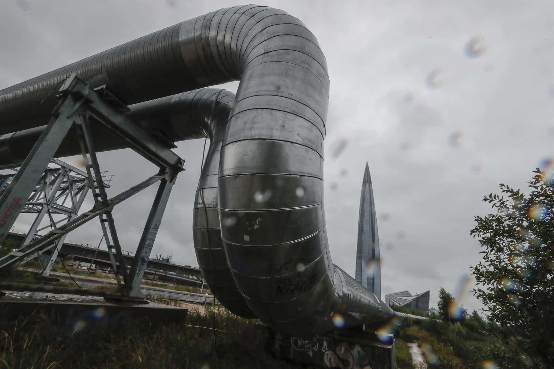 Tubería de gas en San Petersburgo, con la sede de Gazprom al fondo.