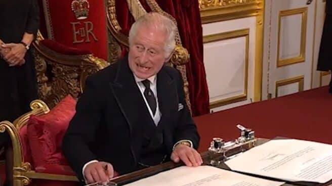 Carlos III pide que retiren un objeto de la mesa