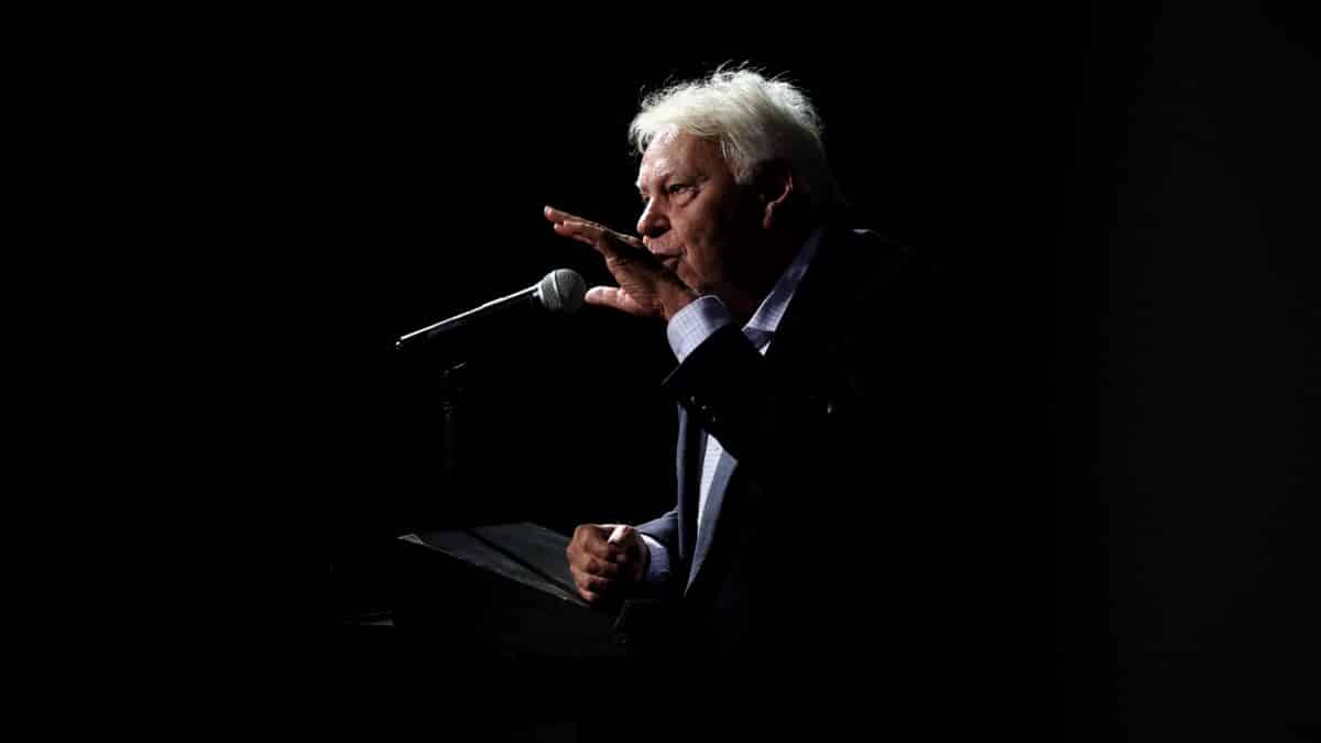 El expresidente del Gobierno Felipe González interviene durante la presentación del archivo sonoro de la fundación Felipe González, en el Ateneo de Madrid