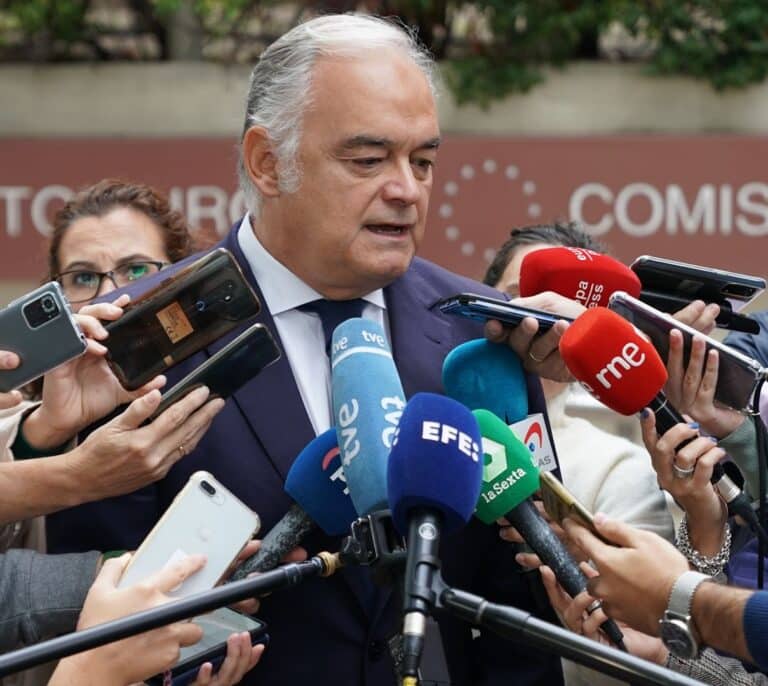 El PP insta al Gobierno a renovar "inmediatamente" el CGPJ y el TC tras su reunión con Reynders