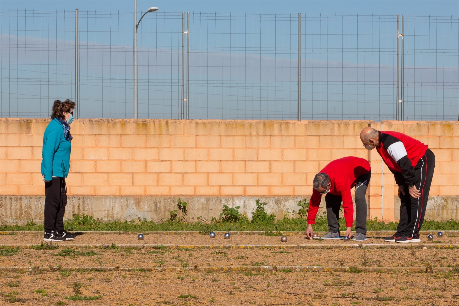 Varios ancianos juegan a petanca en el Complejo Deportivo la Granadilla, en Badajoz.
