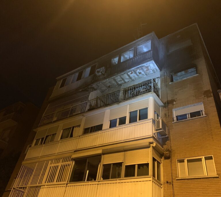Vecinos del edificio incendiado en La Latina (Madrid): "Oímos explosiones y gritos de auxilio"