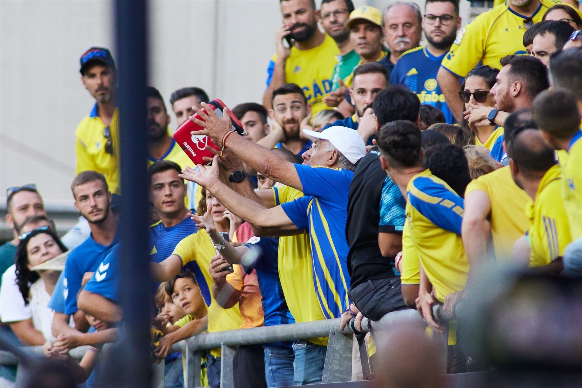 Un aficionado recibe el desfibrilador que tira un jugador desde el campo ante el infarto de un espectador