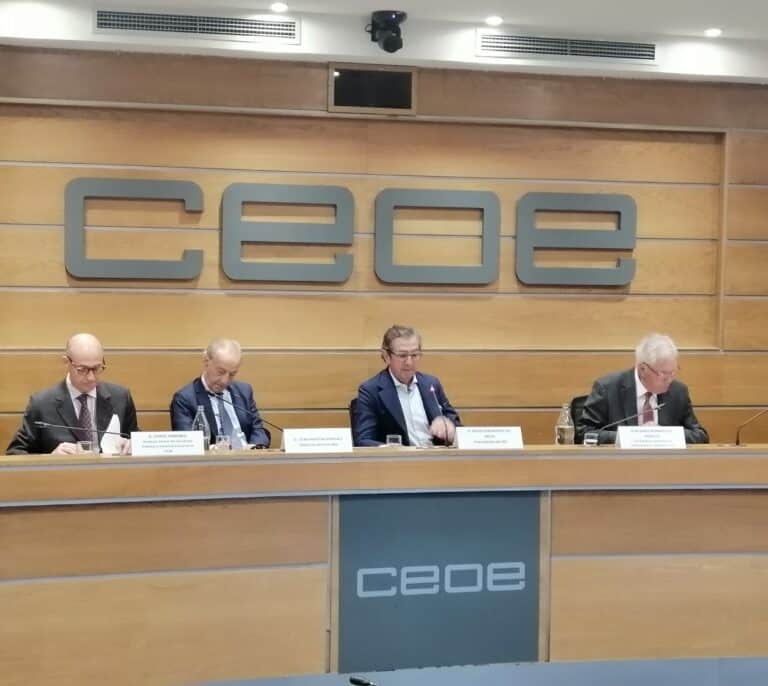 El Instituto de Estudios Económicos asegura que el impuesto de Sánchez a la banca es inconstitucional