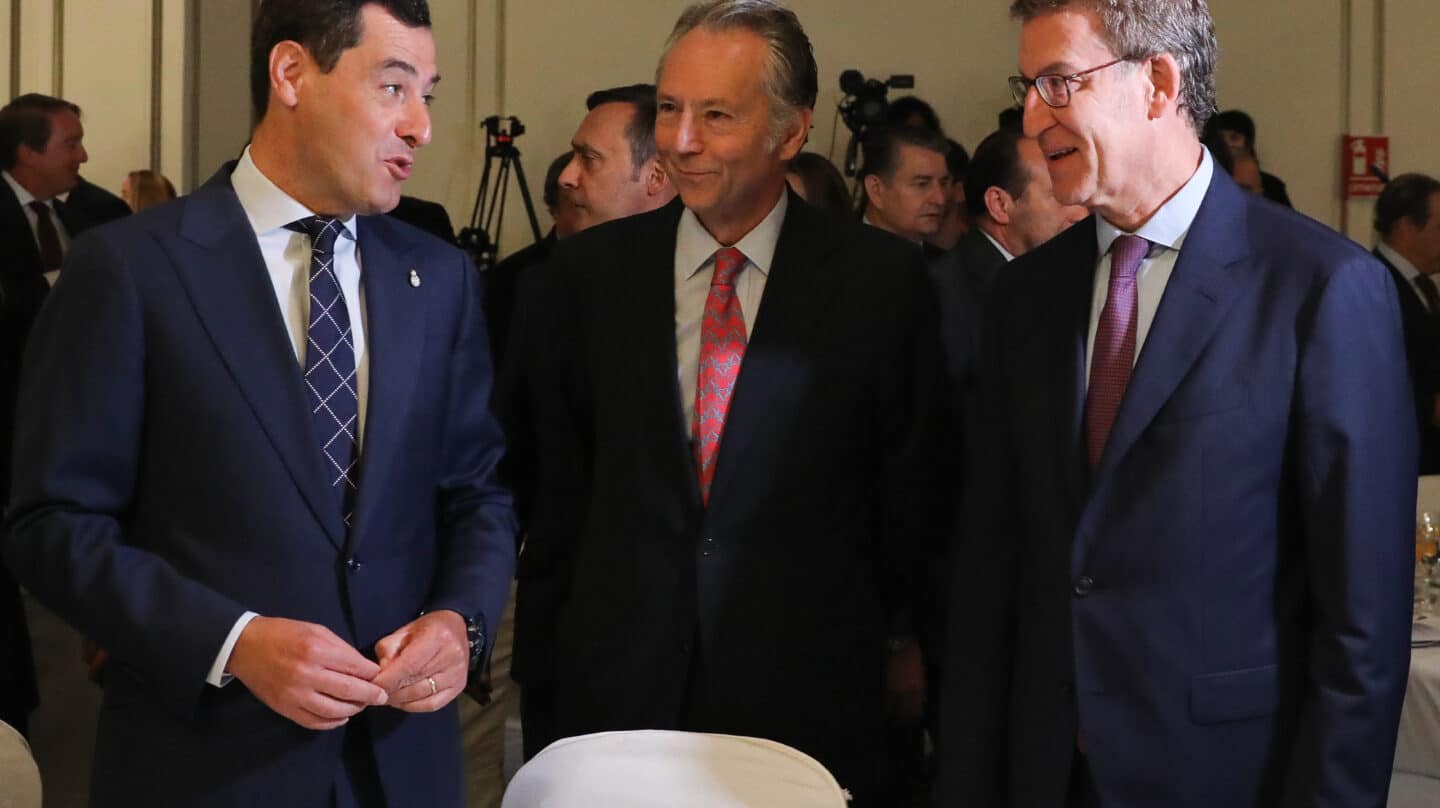 (I-D) El presidente de la Junta de Andalucía, Juanma Moreno; el presidente del Grupo Joly, José Joly y el presidente del PP, Alberto Núñez Feijóo, durante el Foro Joly, en el Hotel Westin Palace