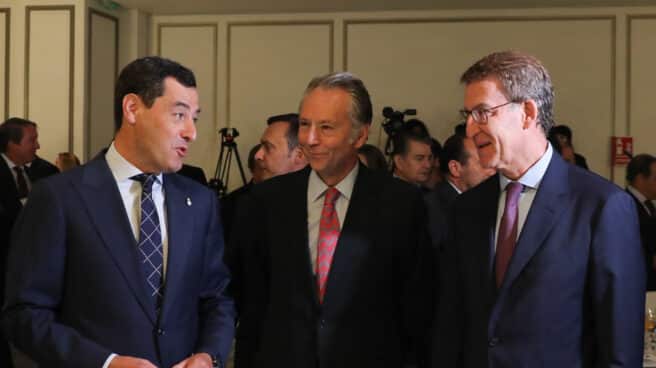 (I-D) El presidente de la Junta de Andalucía, Juanma Moreno; el presidente del Grupo Joly, José Joly y el presidente del PP, Alberto Núñez Feijóo, durante el Foro Joly, en el Hotel Westin Palace