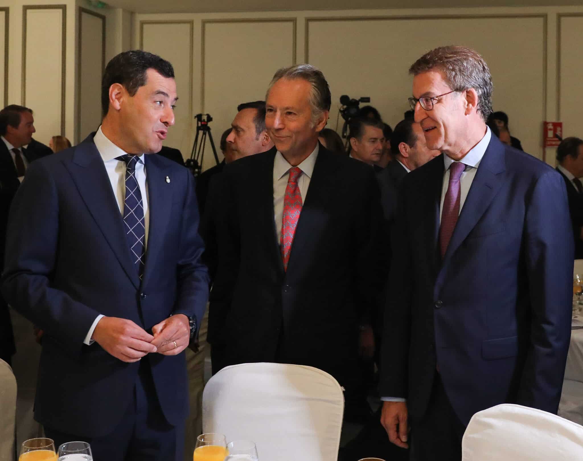 (I-D) El presidente de la Junta de Andalucía, Juanma Moreno; el presidente del Grupo Joly, José Joly y el presidente del PP, Alberto Núñez Feijóo, durante el Foro Joly, en el Hotel Westin Palace