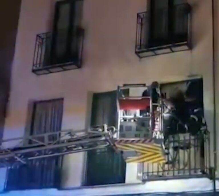 Detenido un hombre por entrar a robar en una casa trepando por una tubería