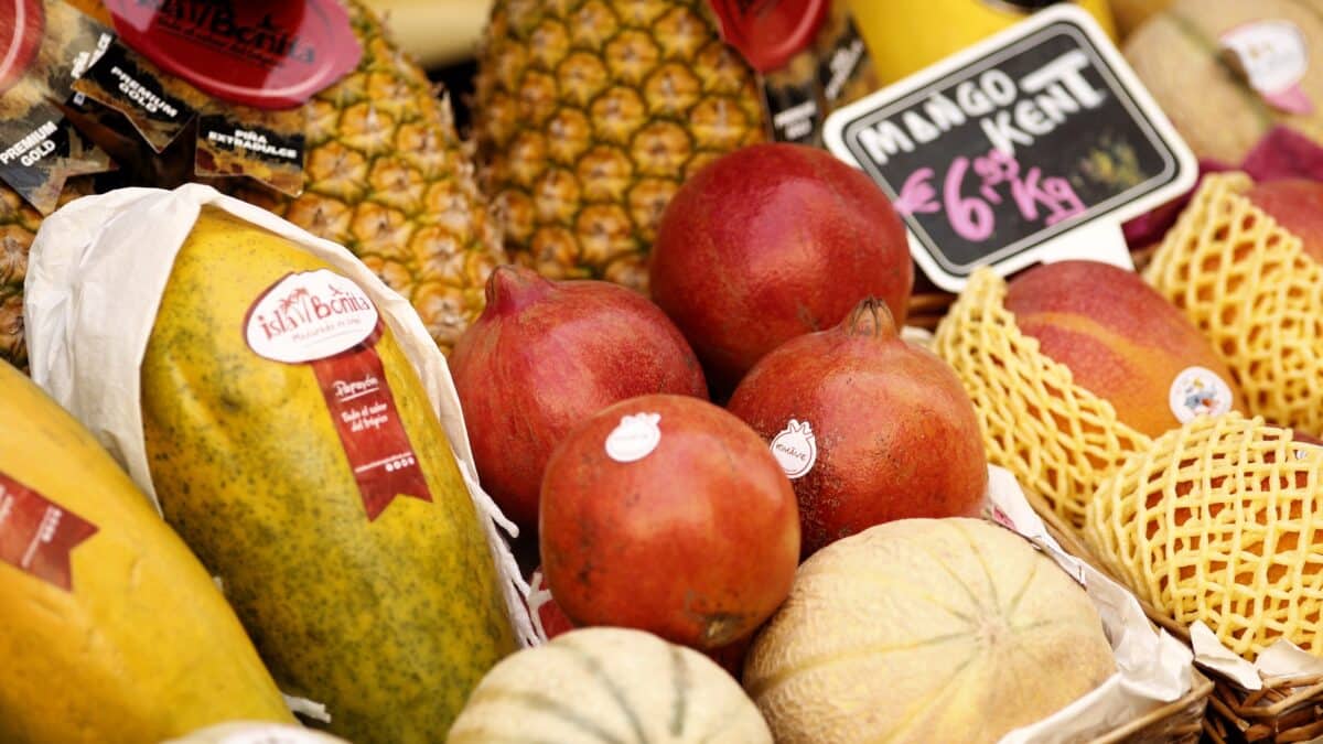 Papayas, mangos y piñas en un mercado.