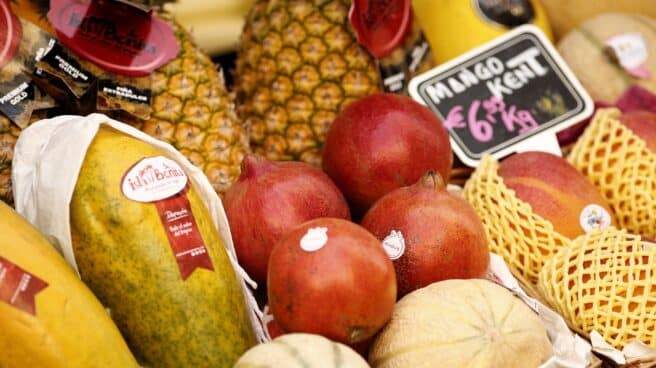 Papayas, mangos y piñas en un mercado.