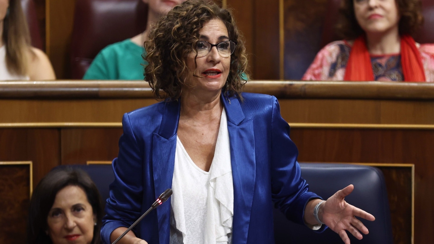 La ministra de Hacienda, María Jesús Montero, interviene durante una sesión de control al Gobierno