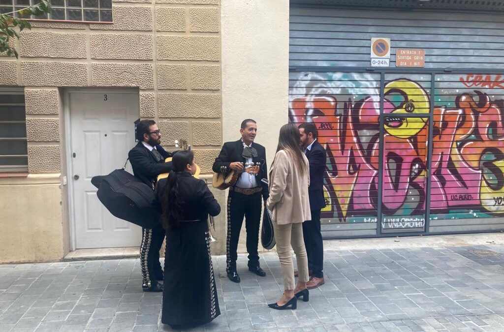 Envían a unos mariachis a la puerta de Junts para cantar "La cucaracha"