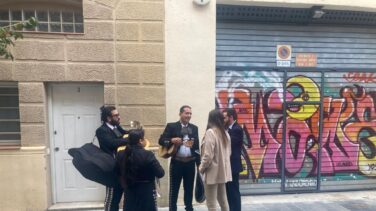 Envían a unos mariachis a la puerta de Junts para cantar "La cucaracha"