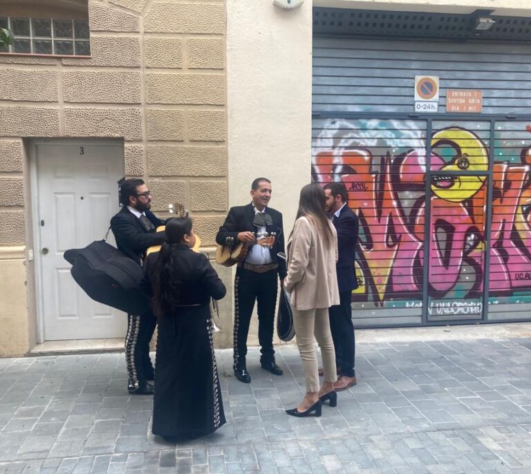 Envían a unos mariachis a la puerta de Junts para cantar "La cucaracha"