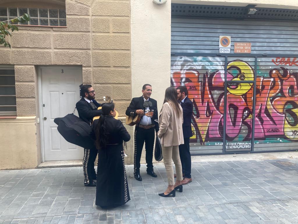 Envían a unos mariachis a la puerta de junts para cantar
