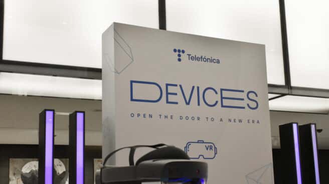 Imagen del metaverse day de Telefónica, que anuncia su desembarco en las criptos Imagen de unas gafas de realidad virtual en la presentación del mevaterse day de Telefónica