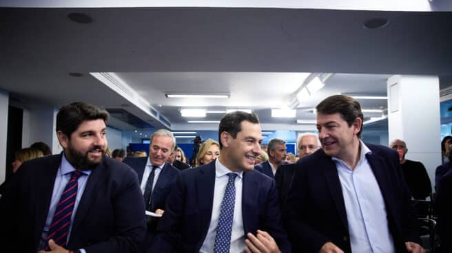 (I-D) El presidente del Gobierno regional, Fernando López Miras; el presidente de la Junta de Andalucía, Juanma Moreno, y el presidente de la Junta de Castilla y León, Alfonso Fernández Mañueco, conversan durante una reunión del Comité Ejecutivo Nacional del PP, este lunes (I-D) El presidente del Gobierno regional, Fernando López Miras; el presidente de la Junta de Andalucía, Juanma Moreno, y el presidente de la Junta de Castilla y León, Alfonso Fernández Mañueco, conversan durante una reunión del Comité Ejecutivo Nacional del PP, este lunes