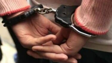 Una mujer asesina a su hija para evitar que desvele sus infidelidades