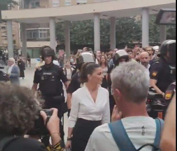 Macarena Olona escoltada a su llegada a la Universidad de Murcia