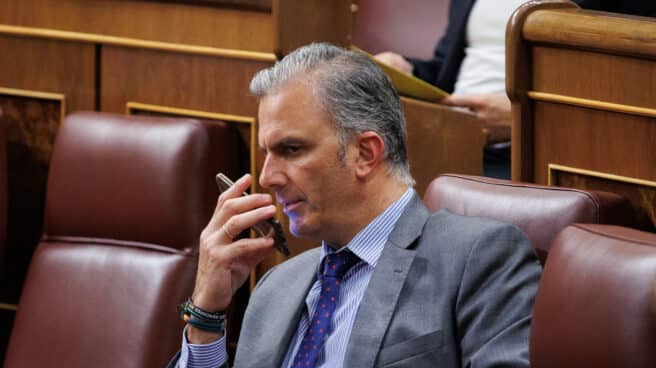 El secretario general de Vox, Javier Ortega Smith, conversa por teléfono desde su escaño en el Congreso de los Diputados