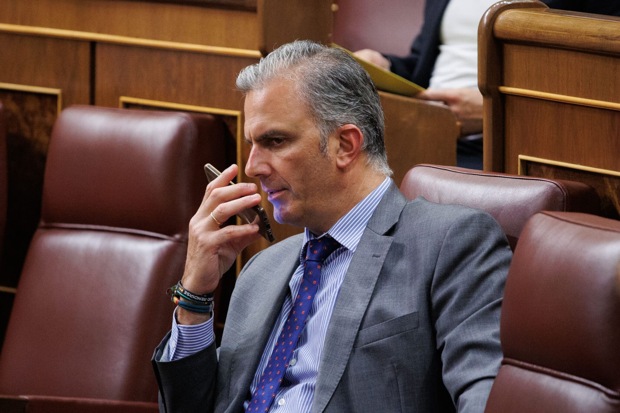 El secretario general de Vox, Javier Ortega Smith, conversa por teléfono desde su escaño en el Congreso de los Diputados