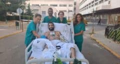 Los "paseos que curan" en la UCI del Hospital Reina Sofía de Córdoba, un gran alivio para sus pacientes