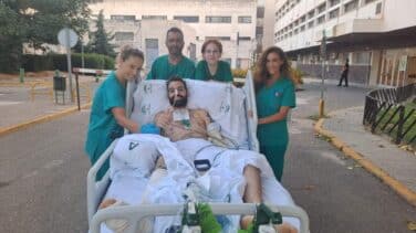 Los "paseos que curan" en la UCI del Hospital Reina Sofía de Córdoba, un gran alivio para sus pacientes