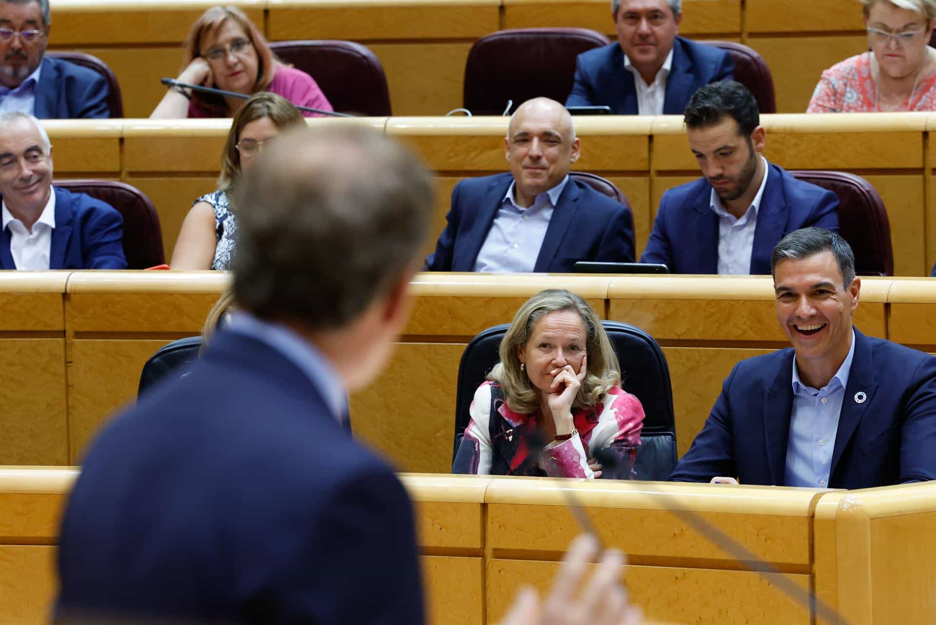 Pedro Sánchez se ríe en el Senado durante una intervención de Alberto Núñez Feijóo.