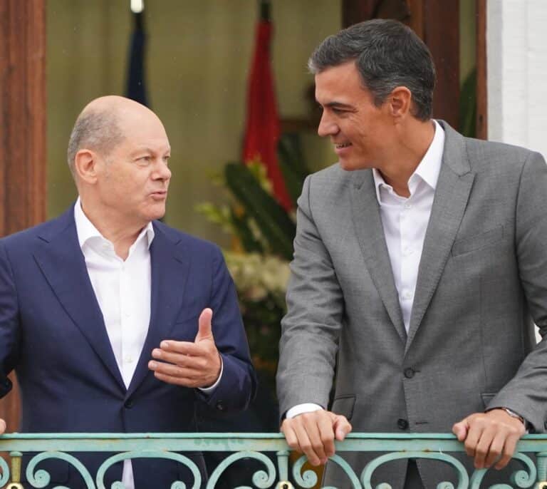 El 'ave fénix Sánchez' busca reconquistar la calle