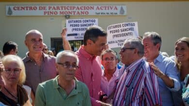 Sánchez ataca a los medios y a las "grandes empresas" en el arranque de su campaña en Sevilla entre algunos pitos y abucheos