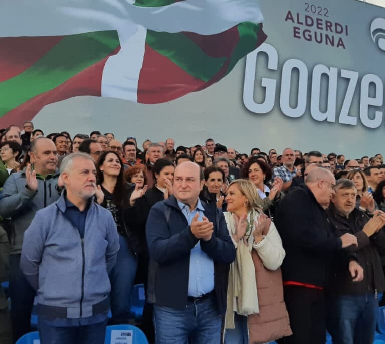 Ortuzar afirma que el PNV no está con ningún bloque "ni Sánchez ni Feijóo" sino con Euskadi
