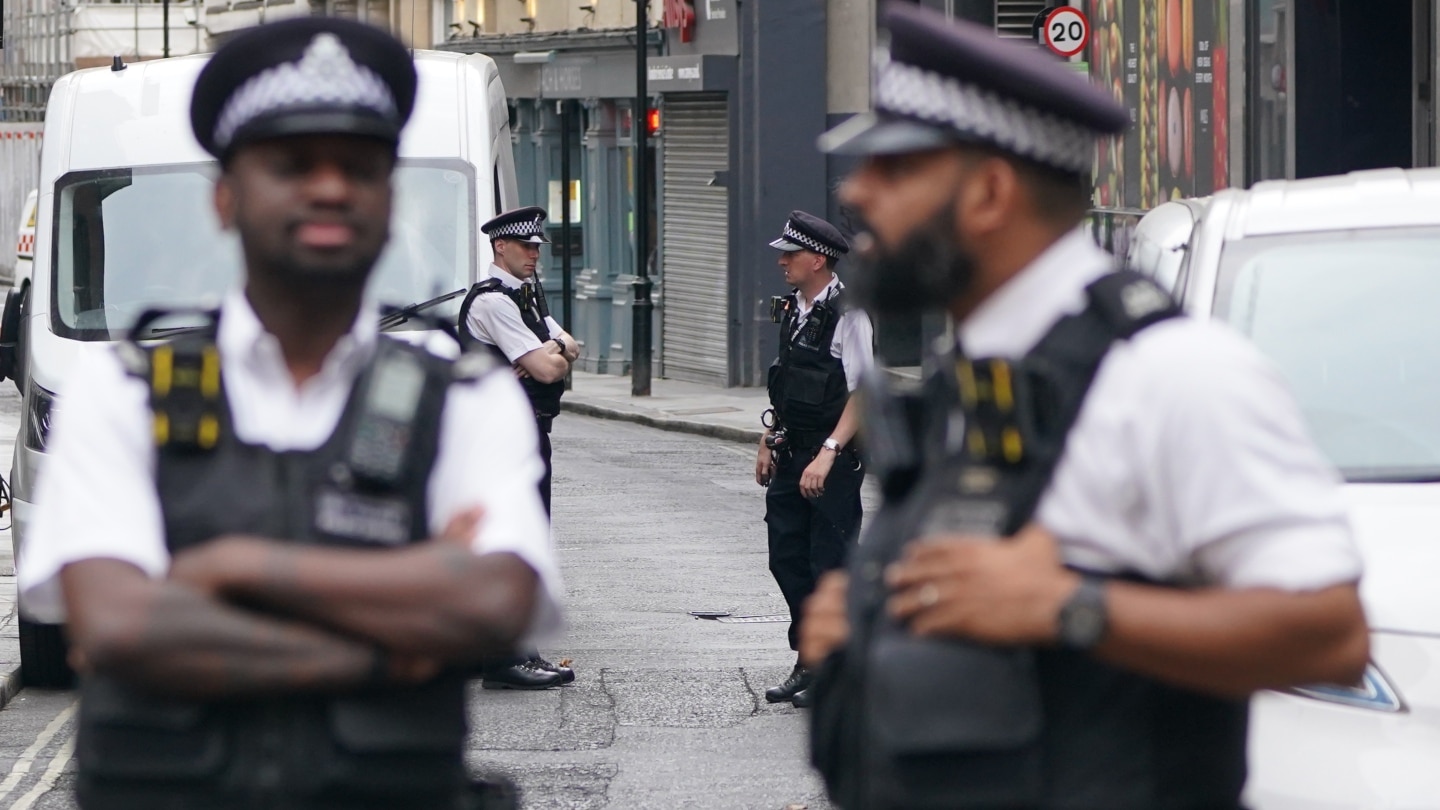 Un hombre apuñala a dos policías en el centro de Londres
