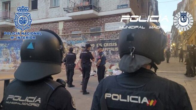 Policías frente al edificio La Quimera de Lavapiés en Madrid. Policías frente al edificio La Quimera de Lavapiés en Madrid.