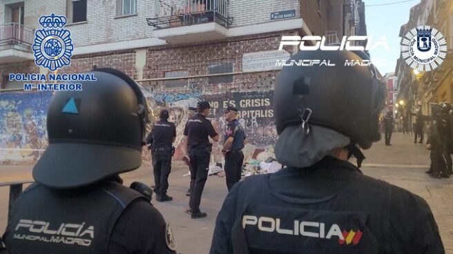 Policías frente al edificio La Quimera de Lavapiés en Madrid.