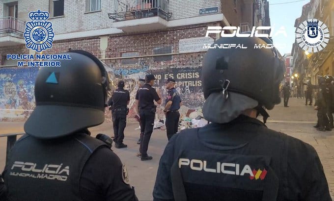 Policías frente al edificio La Quimera de Lavapiés en Madrid.