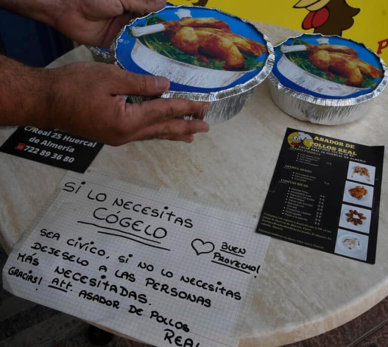 Sanidad podría sancionar al asador que regala pollos asados en Huércal (Almería)