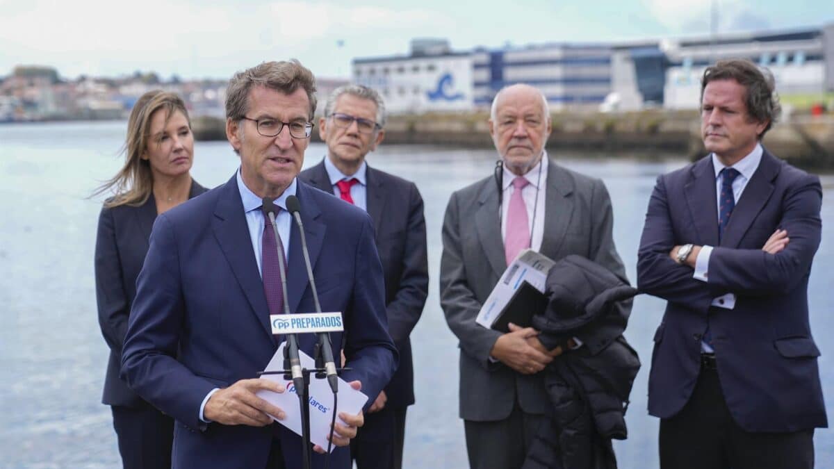 El presidente del PP, Alberto Núñez Feijóo, interviene ante la prensa en el Puerto de Vigo, tras reunirse la patronal de armadores Cepesca