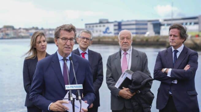 El presidente del PP, Alberto Núñez Feijóo, interviene ante la prensa en el Puerto de Vigo, tras reunirse la patronal de armadores Cepesca El presidente del PP, Alberto Núñez Feijóo, interviene ante la prensa en el Puerto de Vigo, tras reunirse la patronal de armadores Cepesca