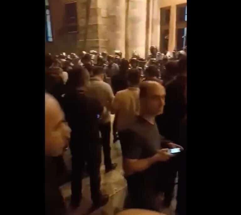 Máxima tensión en Armenia: ciudadanos buscan casa por casa a los diputados tras sugerir una renuncia a Nagorno-Karabaj