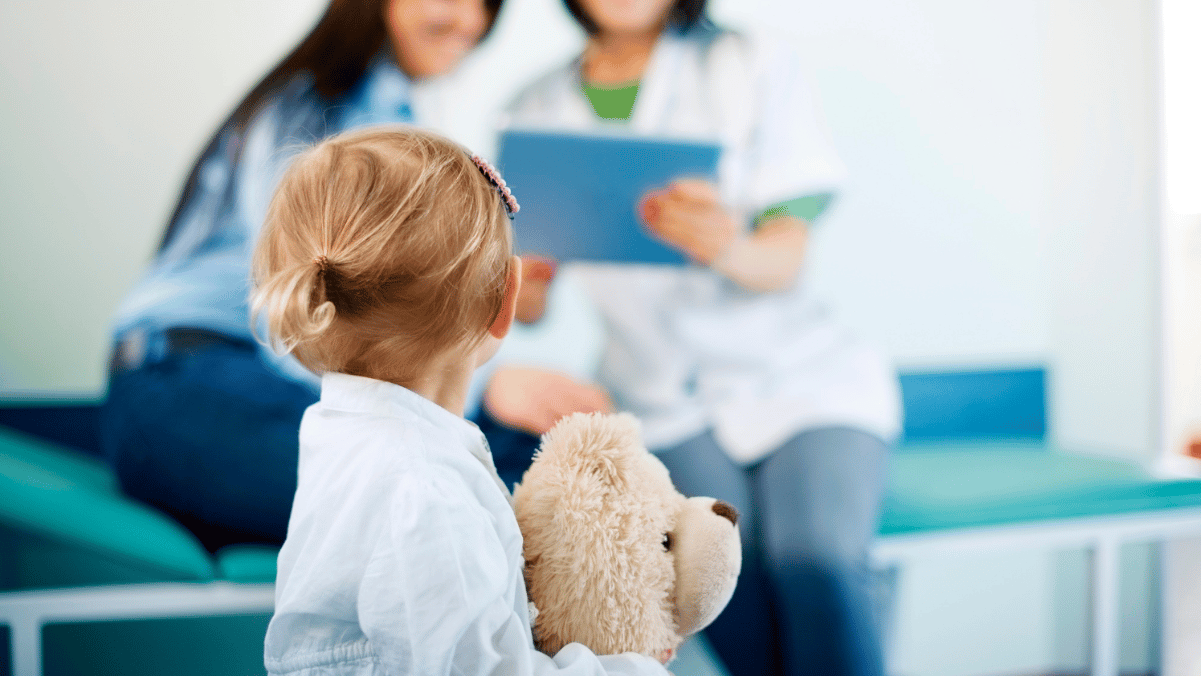 Niño en el médico.