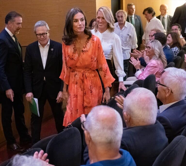 Lleida recibe a Letizia con una concentración a su favor y otra en contra