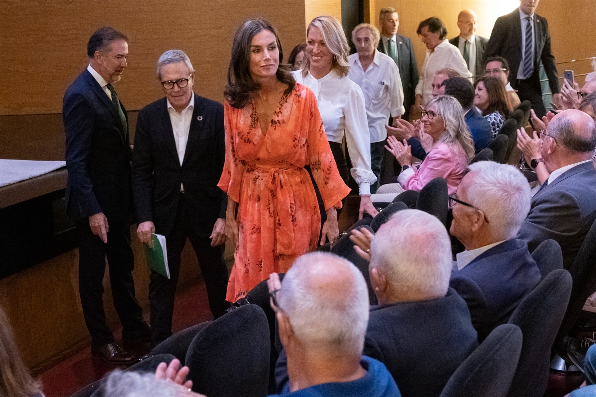 La reina Letizia a su llegada a un acto en LLeida, donde se han concentrado medio centenar de personas a su favor y otros tantos en contra.