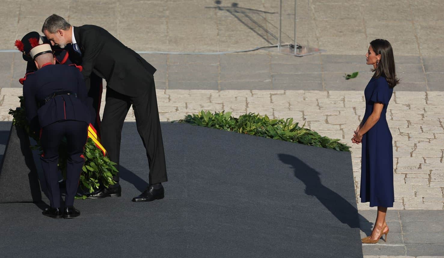 La reina Letizia llevando unos altísimos tacones que le han provocado metatarsalgia crónica.